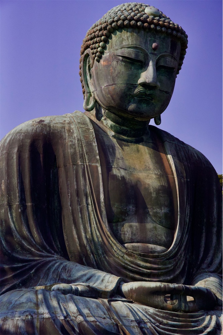 Grand Bouddha de Kamakura en bronze sur un ciel bleu
