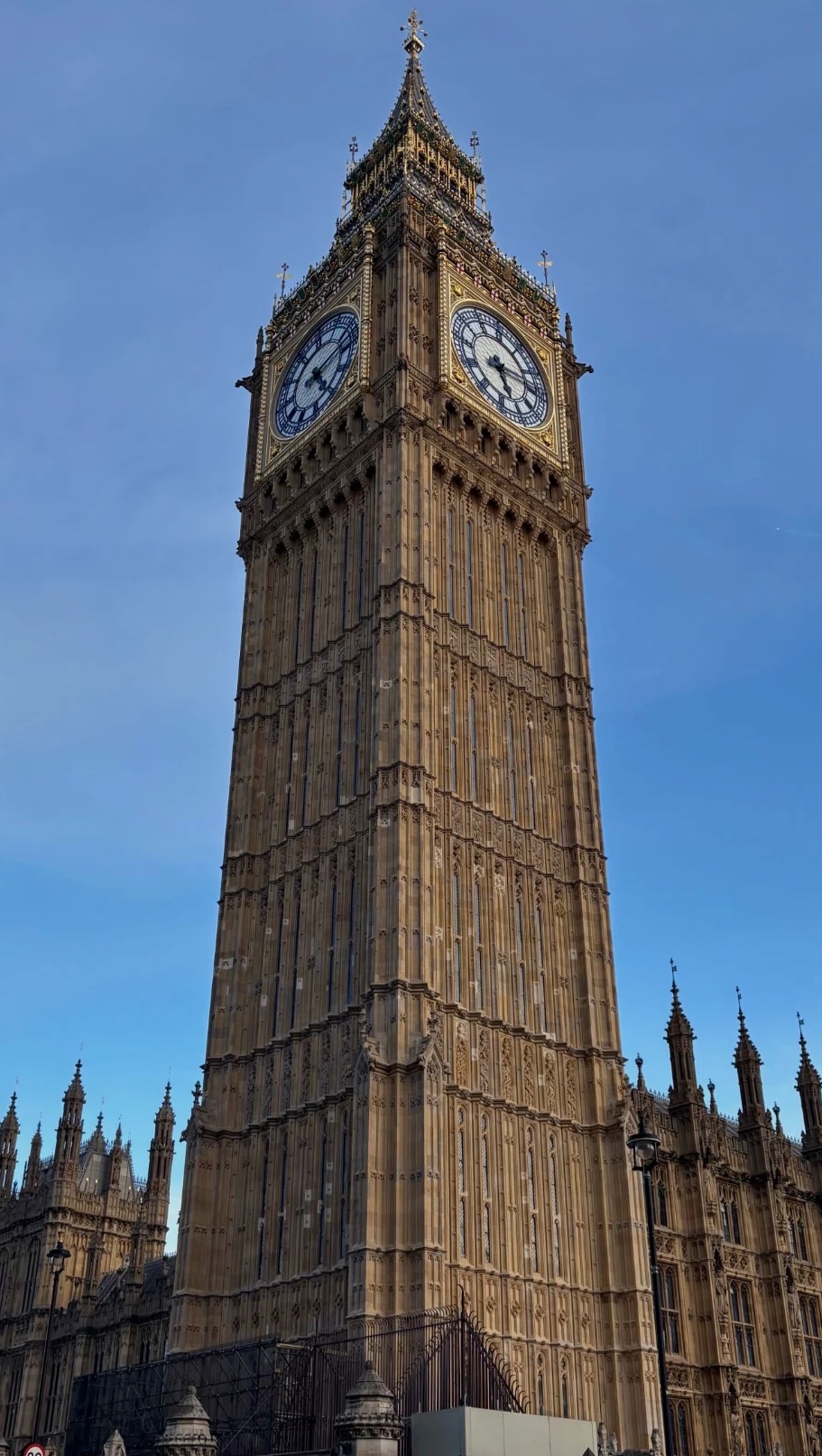 Tour de Big Ben à Londres, vue d'en bas sur un ciel bleu