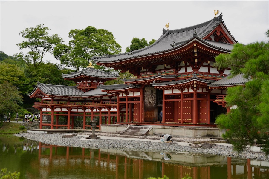 Pavillon du Phénix du temple Byōdō-in, à Uji, reflété dans son étang